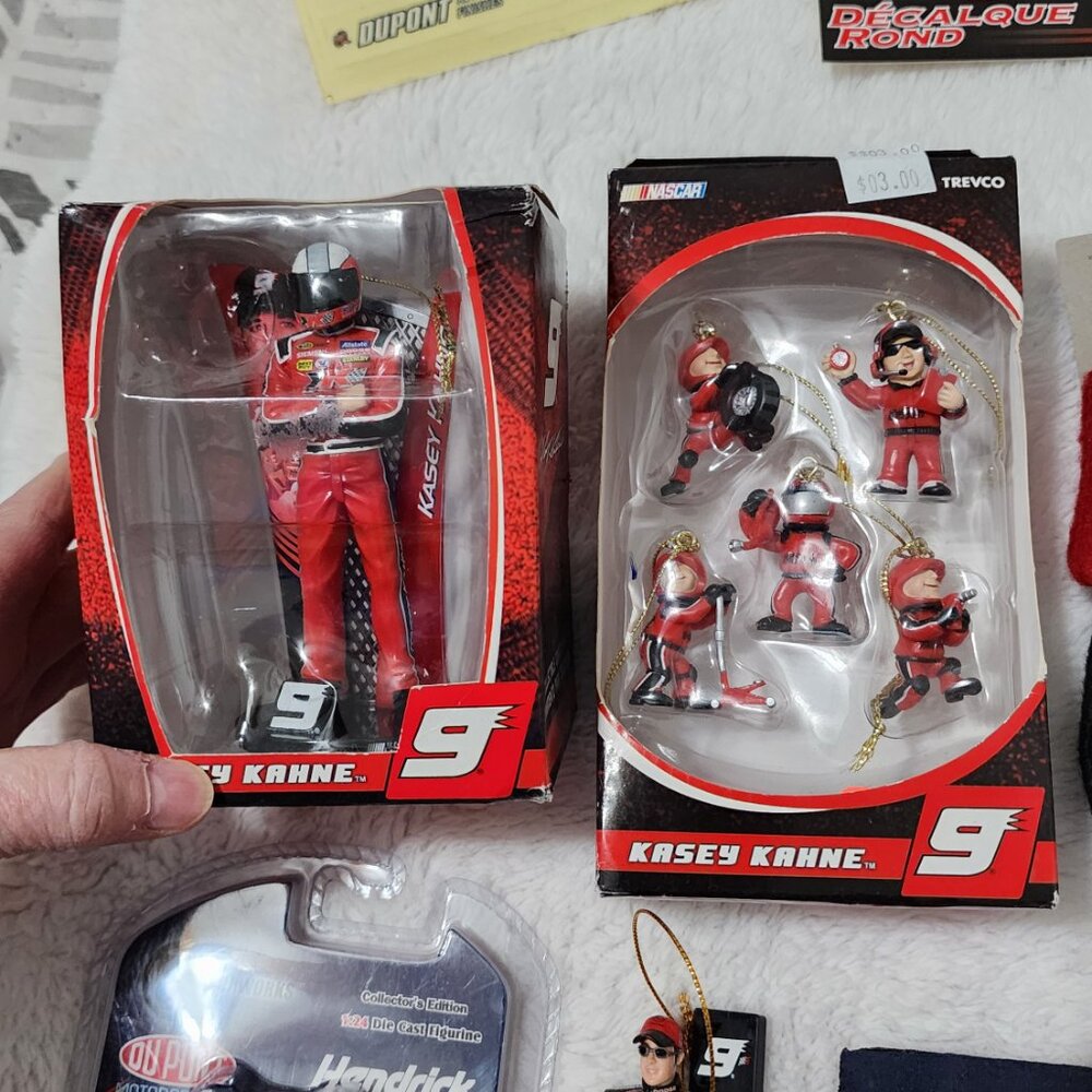 Jeff Gordon Memorbelia, Lots of items in this grouping. - Picture 2 of 10